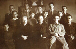 Ян Тыраноўскі (другі злева ў ніжнім  радзе) 
сярод моладзі з групы Жывога Ружанца
