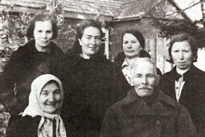 З бацькамі і сёстрамі Юзэфай, Францішкай і Казімірай  у Навакаменцы, 1948 г. (Ванда –  першая з левага боку)