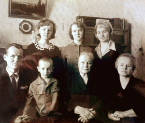 4-летний Володя с отцом, Евгением Прокофьевичем, мамой Зоей Федоровной (крайняя справа в нижнем ряду) и бабушкой Евдокией Леонтьевной; в верхнем ряду (слева направо) – сестры Наталья, Светлана, Татьяна.